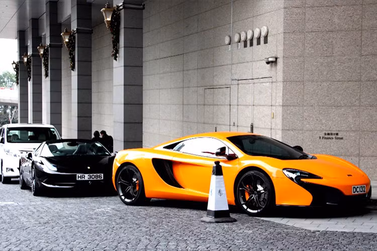 Từ năm 2006 đến năm 2016, số lượng chỗ đỗ xe ôtô ở Hồng Kông chỉ tăng 9,5%, tương ứng với 743.000 chỗ đỗ xe, trong khi số xe đăng ký tăng thêm 49%, theo số liệu của Sở Giao thông Vận tải Hồng Kông.