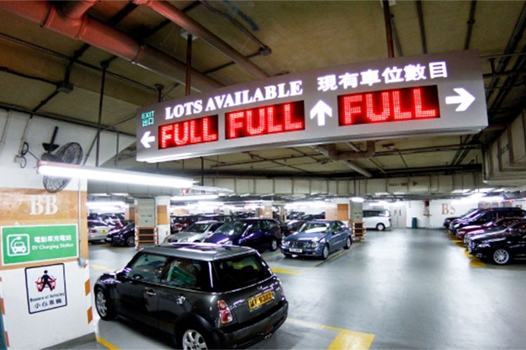 Thị trường bãi đỗ xe ôtô ở Hồng Kông đang ở giai đoạn phát triển nóng nhất từ trước đến nay khi một chỗ đậu xe tại quận Ho Man Tin vừa được bán ra với giá kỷ lục, lên đến 6 triệu đô la Hong Kong (HKD) (tương đương 765.000 USD - khoảng 17,6 tỷ đồng).