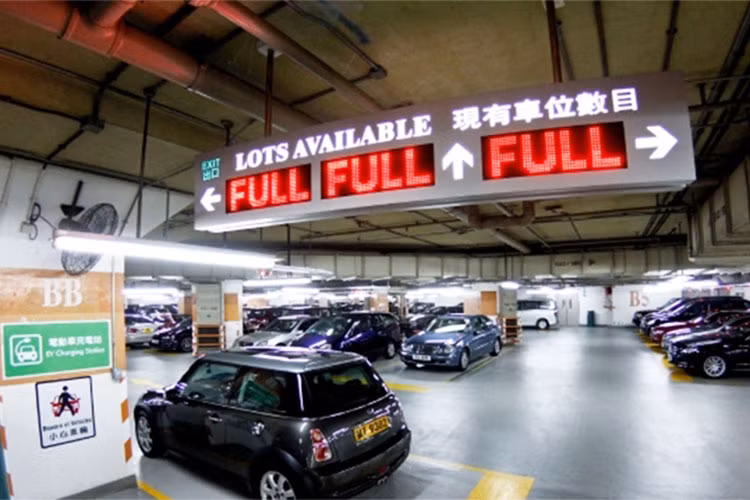 Thị trường bãi đỗ xe ôtô ở Hồng Kông đang ở giai đoạn phát triển nóng nhất từ trước đến nay khi một chỗ đậu xe tại quận Ho Man Tin vừa được bán ra với giá kỷ lục, lên đến 6 triệu đô la Hong Kong (HKD) (tương đương 765.000 USD - khoảng 17,6 tỷ đồng).