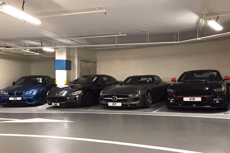 “Các nhà đầu tư bất động sản Hong Kong cũng phải chịu lỗi một phần do tận dụng đất để xây căn hộ kiếm lời, dẫn đến tình trạng thiếu trầm trọng chỗ đỗ xe”, Denis Ma, người đứng đầu về nghiên cứu Hong Kong của công ty Jones Lang LaSalle nói. 