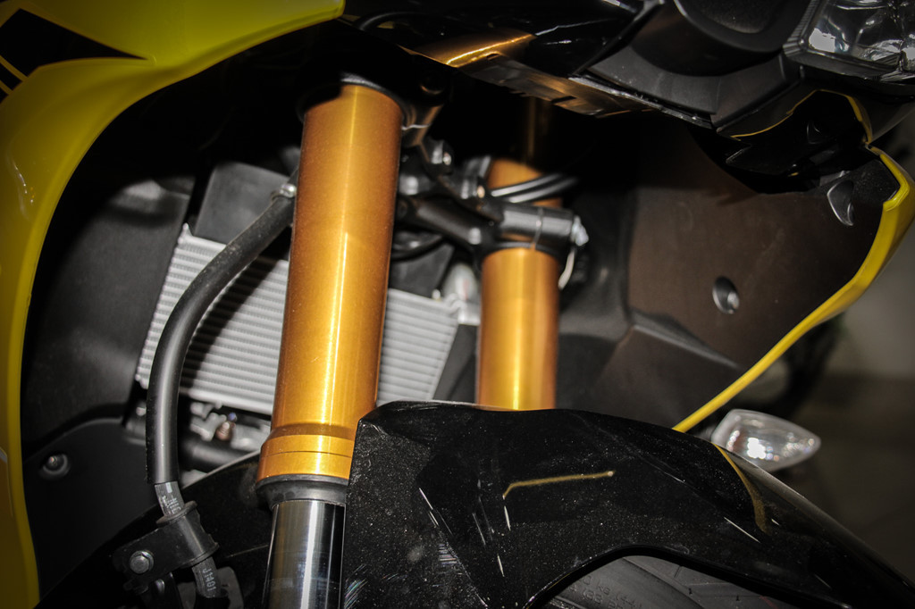 Phiên bản tem vàng racing của Yamaha R15 2018 mới còn được trang bị cặp phuộc trước up-side-down màu vàng thay cho màu đen trên phiên bản 2017.