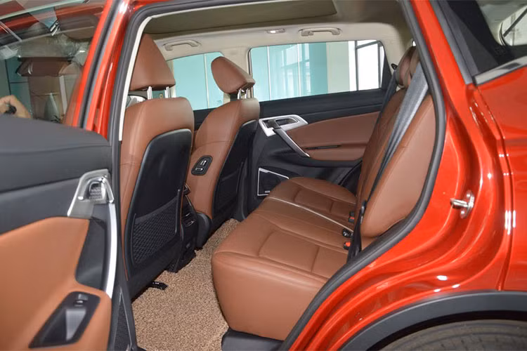 Về động cơ, mẫu SUV đầu tiên của Proton sẽ sử dụng máy xăng 4 xi-lanh, phun nhiên liệu trực tiếp, tăng áp, dung tích 1,8 lít. Động cơ tạo ra công suất tối đa 181 mã lực và mô-men xoắn cực đại 285 Nm đồng thời kết hợp với hộp số tự động 6 cấp. Dự kiến, mẫu SUV này sẽ có cả hệ dẫn động cầu trước hoặc 4 bánh toàn thời gian.