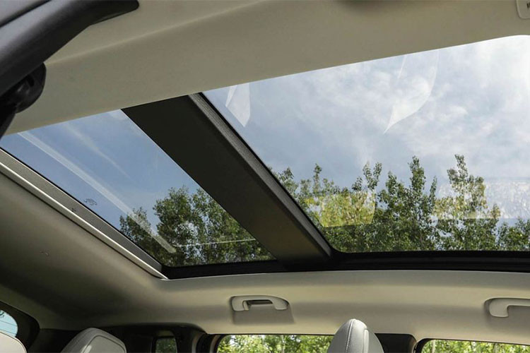 Xe được trang bị màn hình màu 7 inch TFT với nhiều thông tin của xe và các tiện ích khác... Các trang công nghệ như camera quan sát góc khuất, cảm biến đỗ xe, bộ điều khiển khóa vi sai trước, sau và thanh cân bằng cùng 4 nút phụ trợ kết nối các thiết bị điện tử cho người dùng.