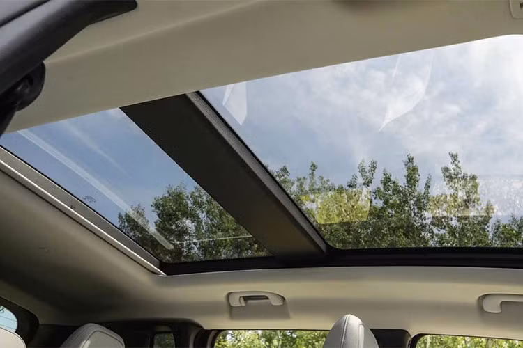 Xe được trang bị màn hình màu 7 inch TFT với nhiều thông tin của xe và các tiện ích khác... Các trang công nghệ như camera quan sát góc khuất, cảm biến đỗ xe, bộ điều khiển khóa vi sai trước, sau và thanh cân bằng cùng 4 nút phụ trợ kết nối các thiết bị điện tử cho người dùng.