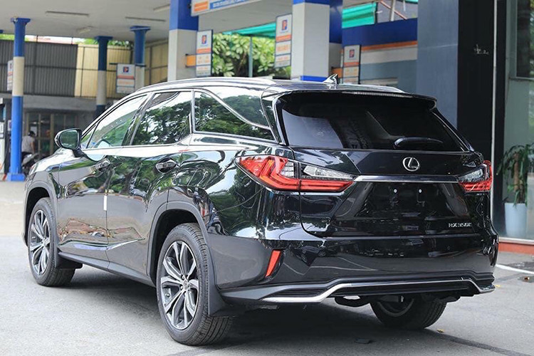 Phiên bản của mẫu crossover hạng sang Lexus RX350L mới với 3 hàng ghế vẫn giữ nguyên thiết kế trẻ trung, ấn tượng từ nguyên mẫu 5 chỗ. Lexus RX350 được xem là mẫu xe ăn khách, mẫu xe bán chạy nhất tại thị trường Mỹ, giúp doanh số của Lexus đúng thứ hai chỉ sau Mercedes–Benz.