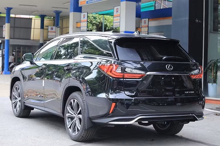 Phiên bản của mẫu crossover hạng sang Lexus RX350L mới với 3 hàng ghế vẫn giữ nguyên thiết kế trẻ trung, ấn tượng từ nguyên mẫu 5 chỗ. Lexus RX350 được xem là mẫu xe ăn khách, mẫu xe bán chạy nhất tại thị trường Mỹ, giúp doanh số của Lexus đúng thứ hai chỉ sau Mercedes–Benz.