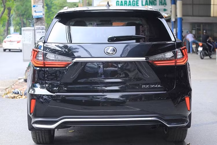 Lexus RX 350L sở hữu động cơ V6 3,5 lít, hút khí tự nhiên, cho công suất 290 mã lực và mô-men xoắn 357 Nm, kết hợp hộp số tự động 8 cấp. Cấu hình RX 450hL hybrid kết hợp giữa động cơ V6 3,5 lít với mô-tơ điện, cho công suất tổng cộng 308 mã lực. Hệ dẫn động FWD hoặc AWD tùy chọn có thể phân bổ tới 50% công suất cho trục sau.