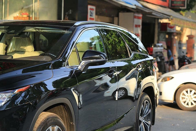 So với những dòng IS hay NX, RX của Lexus, nó có ít chi tiết thiết kế phá cách hơn. Một ví dụ điển hình đó là cụm đèn pha dạng hình hộp bình hành thông thường thay vì thiết kế rất "lạ" như trên chiếc IS. Đương nhiên, lưới tản nhiệt "Spindle Grille" đặc trưng Lexus cũng xuất hiện trên mẫu xe này. Ngoài ra, nó cũng có "phom" thân xe rất giống NX.