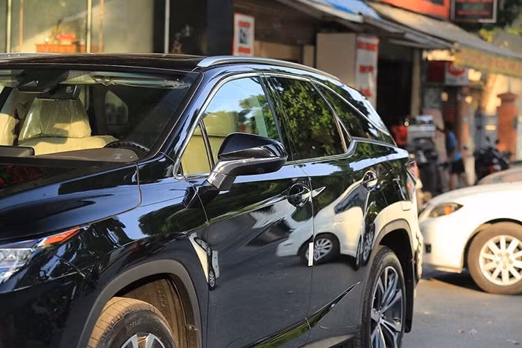 So với những dòng IS hay NX, RX của Lexus, nó có ít chi tiết thiết kế phá cách hơn. Một ví dụ điển hình đó là cụm đèn pha dạng hình hộp bình hành thông thường thay vì thiết kế rất "lạ" như trên chiếc IS. Đương nhiên, lưới tản nhiệt "Spindle Grille" đặc trưng Lexus cũng xuất hiện trên mẫu xe này. Ngoài ra, nó cũng có "phom" thân xe rất giống NX.