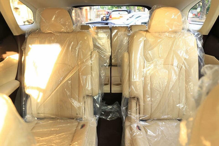 Phiên bản RX350L ba hàng ghế cũng đáp ứng nhu cầu cho người phía sau, tạo không gian để chân, chiều dài tổng thể được cơi nới hơn 4.3 inch (10 cm) để tạo khoảng không cho người ngồi ở hàng ghế thứ ba. Điều này cũng giúp Lexus RX350L chạm mốc 4.990 mm, vượt mặt đối thủ tại thị trường Mỹ là Acura MDX .