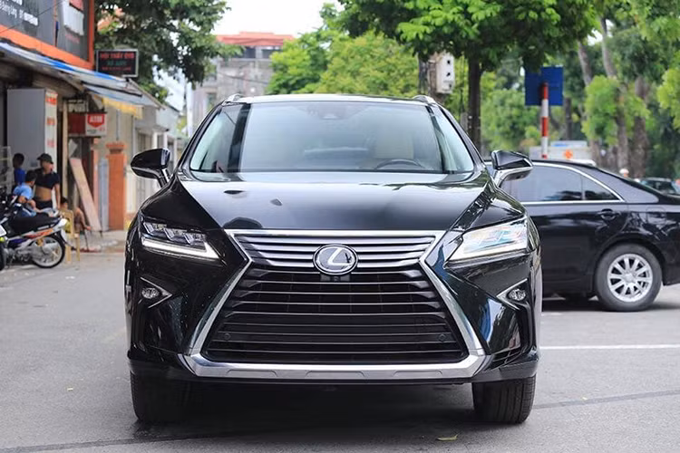 Giá xe Lexus RX 350L khởi điểm tại thị trường Mỹ từ khoảng 47.670 USD (tương đương 1,08 tỷ đồng). Với hệ dẫn động AWD, khách hàng phải trả từ 49.070 USD (1,1 tỷ đồng). Xe chưa được đại lý tư nhân công bố giá, nhưng theo giới thạo xe nó sẽ được bán ra khoảng gần 4 tỷ đồng.