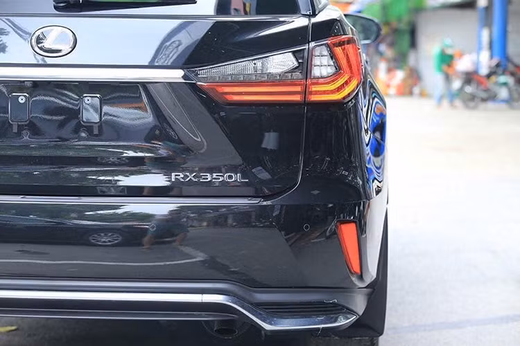 Xe có các tùy chọn mâm đúc 19 hoặc 20 inch. Trong đó, chiếc RX350L này sở hữu mâm 5 chấu kép khá bắt mắt. Các cửa kính hai bên của xe chạy dọc thân và "vuốt" nhỏ dần về phía cột C, sau đó tiếp tục chạy nối liền với cửa kính hậu đem tới cho xe vẻ đẹp độc đáo. Thuộc thế hệ xe mới nhất của Lexus, chiếc SUV RX 350L sở hữu cụm đèn hậu hiện đại với các dải LED chiếu sáng đẹp mắt.