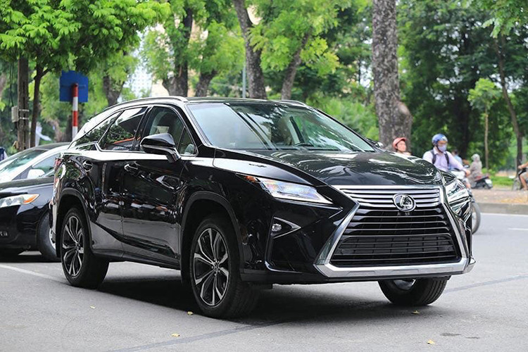 Chiếc xe sang Lexus RX350L 2019 bất ngờ xuất hiện tại một salon ôtô tại Hà Nội, có màu xám đi kèm các trang bị tùy chọn cao cấp. Đây là mẫu xe RX350L phiên bản 6 chỗ ngồi đầu tiên về Việt Nam, trước đó chỉ có các phiên bản RX350 và RX200t được phân phối chính hãng.