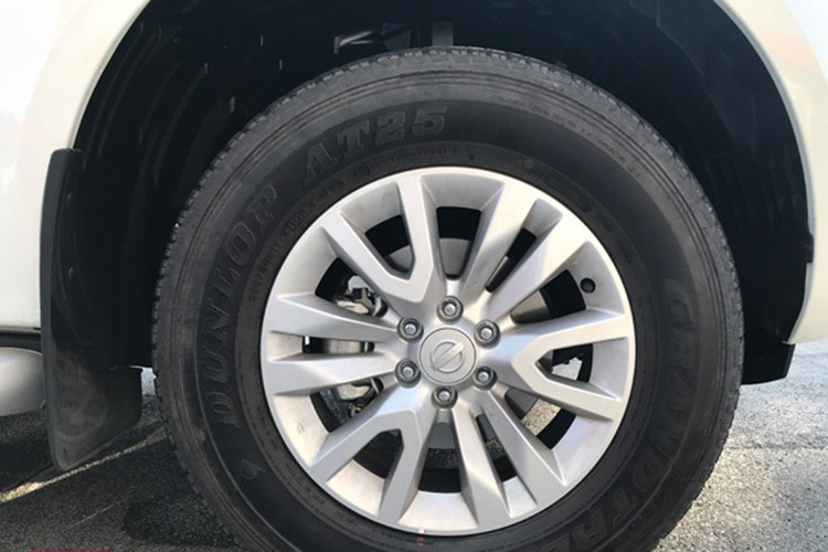 Bên cạnh đó, bộ mâm hợp kim 18 inch thiết kế 6 chấu kép thể thao bắt mắt đã biến mất thay vào đó là trang bị 17 inch có tạo hình cơ bản hơn. Được biết, Nissan Terra mới được xây dựng trên nền tảng khung gầm rời (body on frame) thừa hưởng từ mẫu bán tải Navara thế hệ thứ 3.