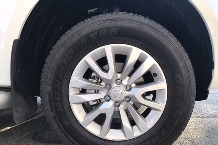 Bên cạnh đó, bộ mâm hợp kim 18 inch thiết kế 6 chấu kép thể thao bắt mắt đã biến mất thay vào đó là trang bị 17 inch có tạo hình cơ bản hơn. Được biết, Nissan Terra mới được xây dựng trên nền tảng khung gầm rời (body on frame) thừa hưởng từ mẫu bán tải Navara thế hệ thứ 3.