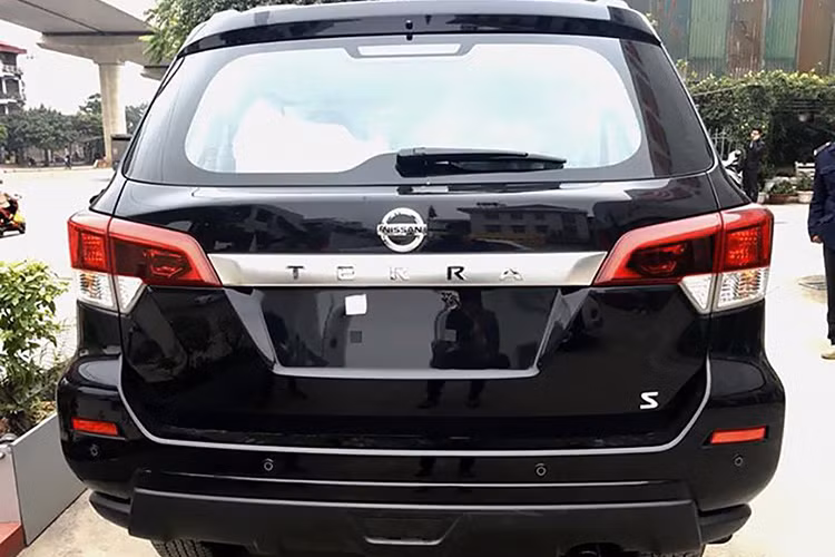 Mẫu xe Nissan Terra hoàn toàn mới tất cả các phiên bản dành cho thị trường Việt Nam và các nước Đông Nam Á được thiết kế tới 7 chỗ ngồi. Mẫu xe này sở hữu kích thước khá lớn với các số đo dài, rộng, cao tương ứng 4.885 x 1.865 x 1.835 (mm), khoảng sáng gầm xe ở mức 225 mm.