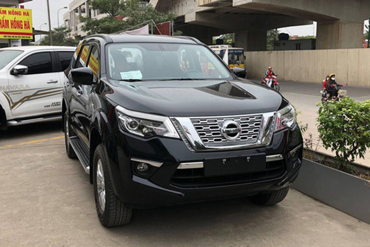 Từng xuất hiện tại triển lãm VMS 2018, mẫu xe SUV Nissan Terra mới chỉ ra mắt 2 phiên bản sử dụng động cơ xăng 2,5 lít cùng hộp số tự động 7 cấp với tên gọi là E và V, không thấy sự xuất hiện của bản dầu diesel như thị trường Thái Lan. Mới đây những chiếc xe phiên bản Nissan Terra S thấp nhất mới xuất hiện tại Việt Nam, cụ thể là thị trường Hà Nội.