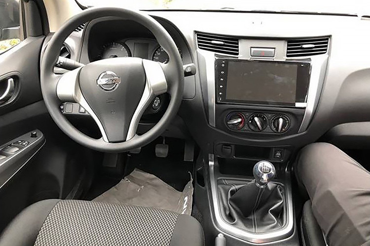 Bên trong xe cũng kém trang bị hơn hai phiên bản cao cấp, nhưng Nissan Terra S vẫn được trang bị màn hình giải trí kích thước 9 inch có hệ điều hành Android, vô lăng 3 chấu “nguyên thủy” không hề tích hợp nút bấm, điều hòa chỉnh cơ và ghế bọc nỉ chỉnh tay. Ngoài ra, Nissan Terra S còn không có nút bấm khởi động máy mà dùng ổ khóa cơ.