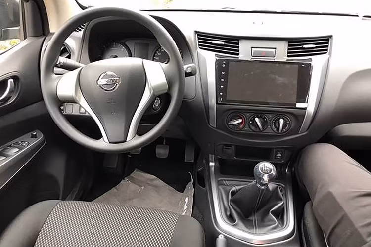 Bên trong xe cũng kém trang bị hơn hai phiên bản cao cấp, nhưng Nissan Terra S vẫn được trang bị màn hình giải trí kích thước 9 inch có hệ điều hành Android, vô lăng 3 chấu “nguyên thủy” không hề tích hợp nút bấm, điều hòa chỉnh cơ và ghế bọc nỉ chỉnh tay. Ngoài ra, Nissan Terra S còn không có nút bấm khởi động máy mà dùng ổ khóa cơ.