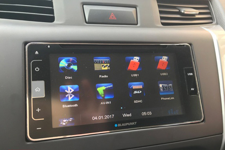 Về mặt trang bị an toàn, Nissan Terra S mới chỉ sở hữu hệ tống phanh chống bó cứng ABS, phẩn bổ lực phanh điện tử EBD, phanh khẩn cấp BA cùng 2 túi khí an toàn. Mẫu xe này sẽ thiếu các công nghệ như cân bằng điện tử hay hỗ trợ khởi hành ngang dốc so với bản cao cấp.