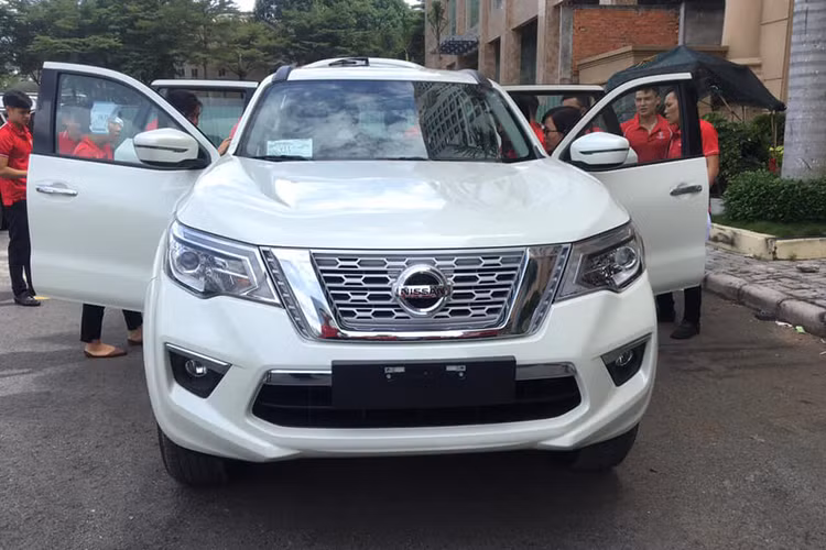 Giá xe Nissan Terra S 2019 dự kiến khoảng 986 triệu đồng, rẻ hơn nhiều so với 2 phiên bản E (1,026 tỷ đồng) và V (1,226 tỷ đồng). Theo kế hoạch, Nissan Terra sẽ chính thức được ra mắt vào ngày mái 18/12 tại Hà Nội.