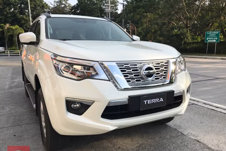 Về thiết kế ngoại thất, Nissan Terra S không còn sở hữu đèn hậu LED và dải đèn LED định vị ban ngày phía trước giống như trên 2 phiên bản máy xăng. Ngoài ra, gương chiếu hậu không còn được tích hợp xi-nhan báo rẽ mà bộ phận này lại nằm ở thân xe ở khu vực phía trên bánh trước.