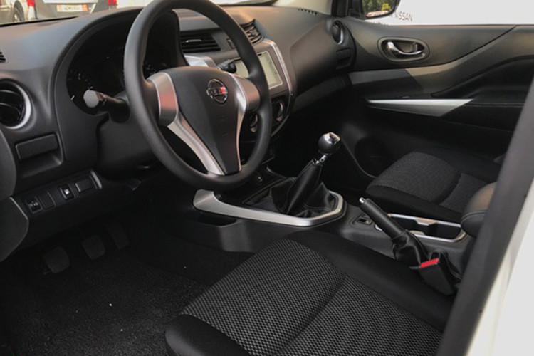 Dự kiến phiên bản Nissan Terra S mới này sẽ sử dụng động cơ diesel 2.5 lít mang mã YD25, sản sinh công suất 190 mã lực tại 3.600 vòng/phút, mô men xoắn cực đại 450 Nm tại 2.000 vòng/phút, hộp số sàn 6 cấp cùng hệ dẫn động động cầu sau (RWD).