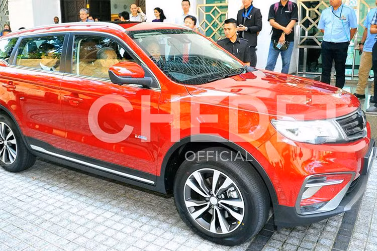 Thông tin về cuộc gặp gỡ của Thủ tướng Malaysia và đại diện 2 công ty kể trên sẽ không thu hút sự chú ý của nhiều người nếu không có sự kiện ông Mahathir Mohamad lái thử chiếc SUV nội địa sắp ra mắt của Proton. 