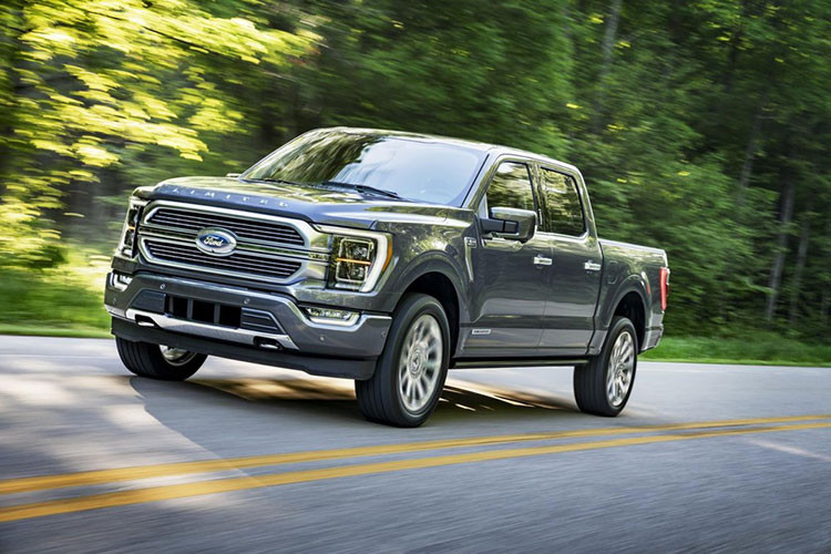 Ford F-150 là phiên bản được ưa chuộng hàng đầu với thiết kế đa dụng cùng những tiện nghi ngập tràn và khả năng vượt địa hình ấn tượng. Việc có thêm phiên bản chạy điện F-150 Lightning khiến mẫu bán tải này lại càng trở nên “hot” hơn bao giờ hết, đặc biệt là tại khu vực Châu Âu. Các phiên bản của Ford F-150 từng được nhập khẩu tư nhân về Việt Nam có giá bán từ 4 – 5 tỷ đồng. 