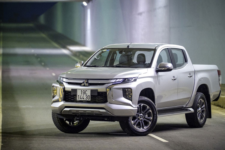 Được biết, Mitsubishi sẽ ngừng bán Triton (L200) tại thị trường Châu Âu vào cuối năm nay. Mitsubishi L200 có thiết kế kiểu dáng hiện đại, hấp dẫn cùng khả năng off-road ấn tượng trên các địa hình khắc nghiệt. Mặt khác, khoang nội thất của xe lại không được đánh giá cao vì khá chật chội và khả năng chống ồn kém. Mitsubishi Triton được cung cấp 5 phiên bản tại thị trường Việt Nam với giá bán dao động từ 600 - 865 triệu đồng.