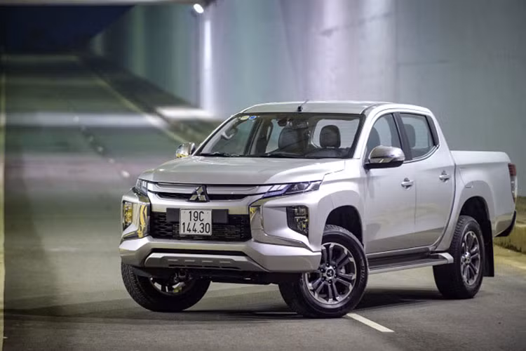 Được biết, Mitsubishi sẽ ngừng bán Triton (L200) tại thị trường Châu Âu vào cuối năm nay. Mitsubishi L200 có thiết kế kiểu dáng hiện đại, hấp dẫn cùng khả năng off-road ấn tượng trên các địa hình khắc nghiệt. Mặt khác, khoang nội thất của xe lại không được đánh giá cao vì khá chật chội và khả năng chống ồn kém. Mitsubishi Triton được cung cấp 5 phiên bản tại thị trường Việt Nam với giá bán dao động từ 600 - 865 triệu đồng.
