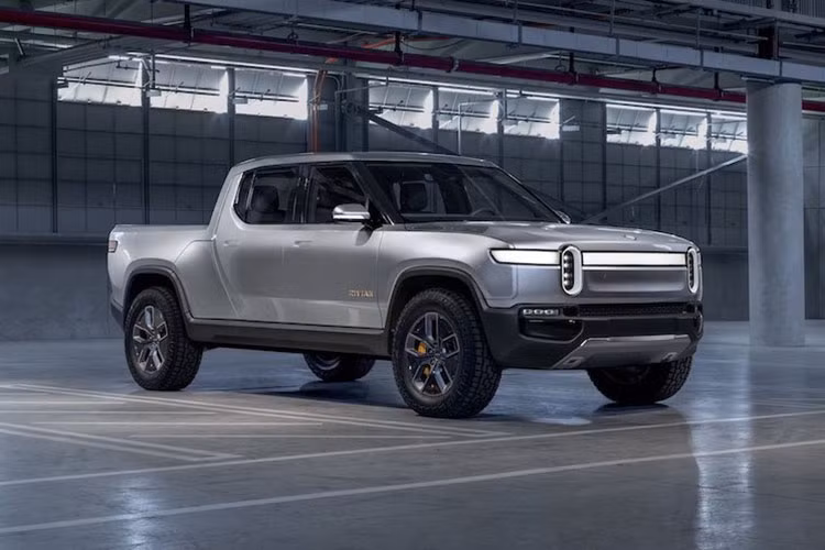 Chiếc bán tải điện Rivian R1T đầu tiên đã được xuất xưởng vào đầu tháng 9 và những chiếc xe đầu tiên sẽ được giao tới khách hàng vào đầu năm sau. Giống các mẫu bán tải khác trên thị trường, Rivian R1T sở hữu ca-bin kép với 5 chỗ ngồi và thùng tải phía sau. Rivian đưa tới cho khách hàng của R1T ba sự lựa chọn về pin bao gồm 150 kWh, 130 kWh và 180 kWh, tương ứng với phạm vi hoạt động tối đa 370 km, 482 km và 643 km trong mỗi lần sạc đầy.