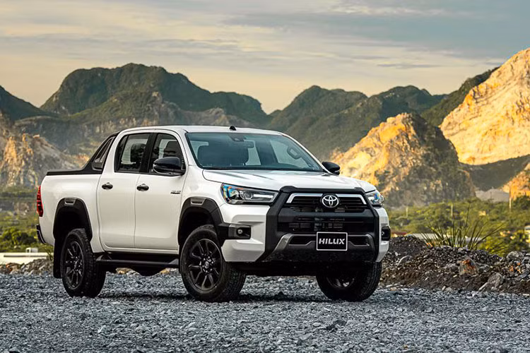 Đứng ở vị trí số 1 là mẫu xe bán tải Toyota Hilux - đây là một trong những mẫu bán tải gia nhập thị trường Việt Nam sớm nhất và khá được lòng người tiêu dùng bởi vẻ ngoài hiện đại, độ bền cao, đồng thời phụ tùng dễ thay và sửa chữa. Tại thị trường Việt Nam, Toyota Hilux đang được bán với 4 phiên bản cùng 2 tùy chọn động cơ gồm diesel 2.4L và 2.8L. Giá bán của xe dao động từ 628 - 913 triệu đồng.