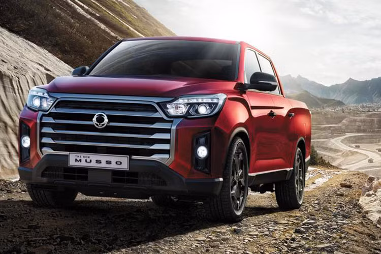 SsangYong Musso có một ngoại hình kém hấp dẫn hơn các đối thủ vì có vóc dáng hầm hố, cơ bắp nhưng lại “thô”. Bù lại chiếc bán tải sở hữu khối động cơ 2.2L, công suất 181 mã lực và mô-men xoắn 400 Nm mạnh hơn nhiều so với các mẫu xe có cùng dung tích động cơ. Bên cạnh đó, điểm mạnh của SsangYong Musso còn nằm ở khả năng vào cua chắc chắn với độ bám tốt, vô lăng khá nhẹ dễ điều khiển và khả năng tải ấn tượng.