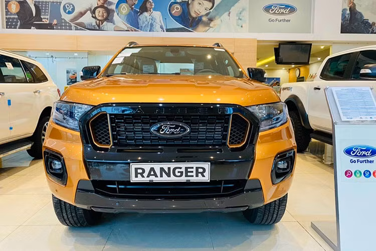 Vị trí thứ 2 thuộc về chiếc bán tải tới từ thương hiệu ôtô Mỹ. Đây là chiếc xe bán tải bán chạy nhất tại Vương quốc Anh. Ford Ranger được đánh giá cao nhờ thiết kế thể thao, khoẻ khoắn cùng hiệu suất động cơ mạnh mẽ và khả năng vận hành ổn định. Ford Ranger hiện đang dẫn đầu phân khúc bán tải tại thị trường Việt Nam với giá bán dao động ở mức 616 - 925 triệu đồng, tùy từng phiên bản.