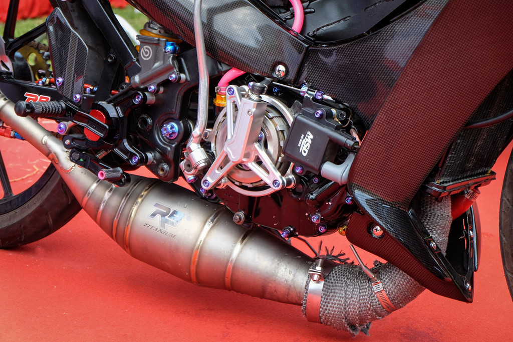 Để tăng hiệu năng, phần nồi khô Takegawa kết hợp mobin sườn MSD được chỉnh map riêng. Xưởng độ không đặt mobin sườn bên trong vì lo ngại sẽ bị nóng và việc đặt lộ ra ngoài cũng khiến chiếc xe "ngầu" hơn. 