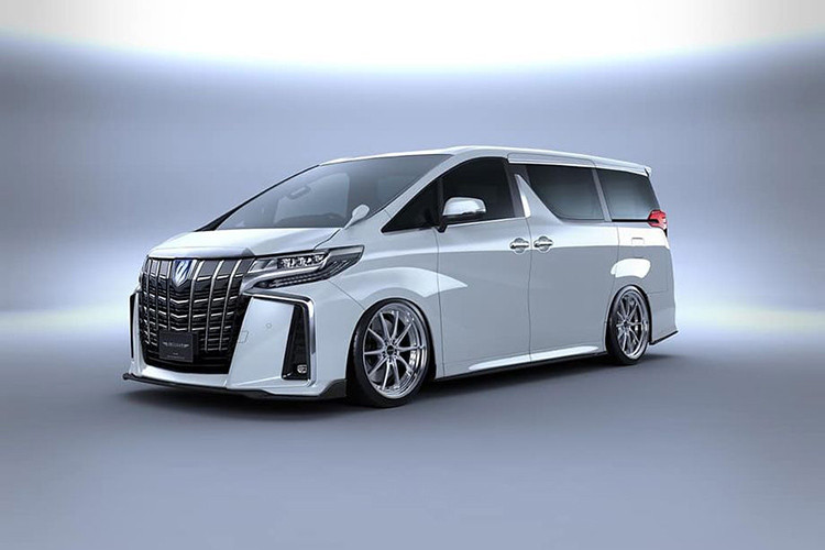 Về cơ bản, bản độ Lexus LM mới từ Artisan Spirits không có sự khác biệt quá mạnh mẽ như so với bản độ Toyota Alphard. Các chi tiết đã được hãng này làm mới lại từ nguyên bản như bộ mâm 21 inch chrome sáng bóng, cụm lưới tản nhiệt sơn đen, nắp ca-pô sơn đen, ốp cản trước, ốp sườn và ốp cản sau đều được làm bằng sợi carbon.