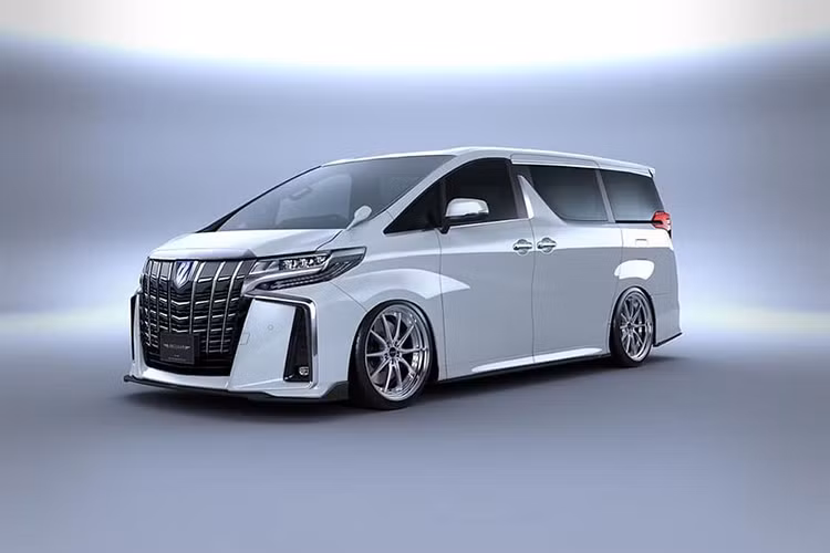 Về cơ bản, bản độ Lexus LM mới từ Artisan Spirits không có sự khác biệt quá mạnh mẽ như so với bản độ Toyota Alphard. Các chi tiết đã được hãng này làm mới lại từ nguyên bản như bộ mâm 21 inch chrome sáng bóng, cụm lưới tản nhiệt sơn đen, nắp ca-pô sơn đen, ốp cản trước, ốp sườn và ốp cản sau đều được làm bằng sợi carbon.