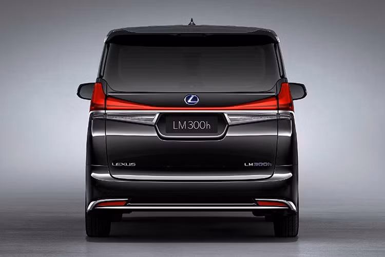 Xe minivan hạng sang Lexus LM mới có tổng cộng 02 phiên bản bao gồm: LM300h và LM350, trong đó phiên bản LM300h sử dụng động cơ xăng 4 xy-lanh dung tích 2.5L, và phiên bản LM350 lắp máy xăng V6 dung tích 3.5L hút khí tự nhiên (N/A).