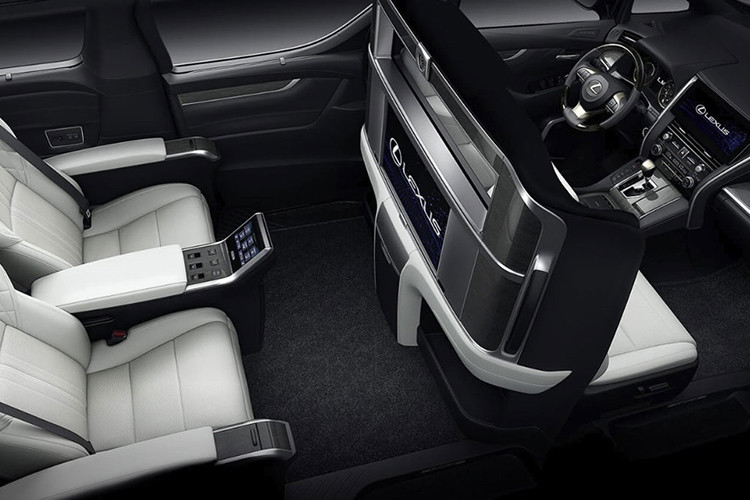 Về nguyên bản, ngoài lưới tản nhiệt thể thao mới, Lexus LM 2019 được trang bị cụm đèn pha tích hợp dải đèn LED định vị ban ngày hình chữ V quen thuộc. Trên cản va còn có hốc đèn sương mù đi kèm dải mạ crôm hình chữ L ngược. Phía sau xe được trang bị cụm đèn hậu nối liền nhau và nằm ngay trên dải mạ crôm vắt ngang cửa cốp.