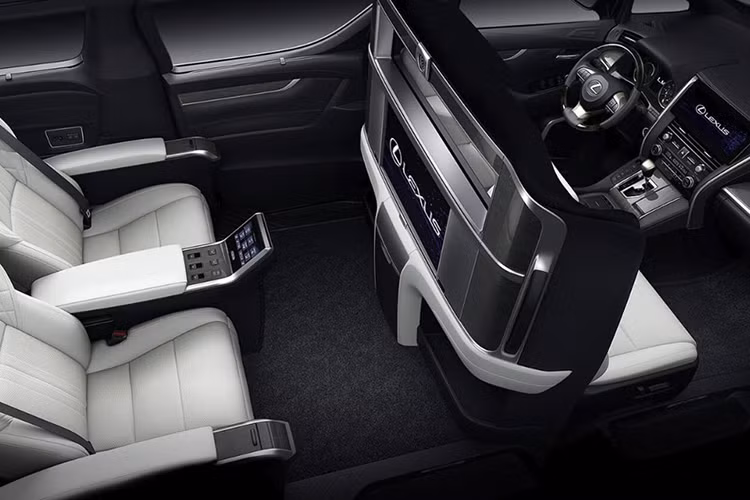 Về nguyên bản, ngoài lưới tản nhiệt thể thao mới, Lexus LM 2019 được trang bị cụm đèn pha tích hợp dải đèn LED định vị ban ngày hình chữ V quen thuộc. Trên cản va còn có hốc đèn sương mù đi kèm dải mạ crôm hình chữ L ngược. Phía sau xe được trang bị cụm đèn hậu nối liền nhau và nằm ngay trên dải mạ crôm vắt ngang cửa cốp.