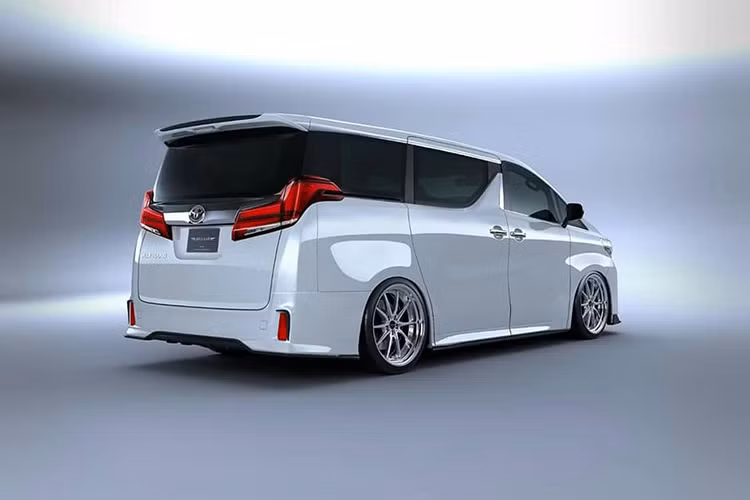 Ngoài ra, một cánh lướt gió cũng được lắp thêm ở phía đuôi xe gia tăng thêm tính thể thao cho mẫu MPV hạng sang này. Sau quá trình độ, Lexus LM 2019 mới vốn từ thanh lịch, sang trọng trở nên “ngầu” hơn, mang phong cách đường phố hơn. Artisanspirits vốn không can thiệp vào hiệu suất động cơ và nội thất, khi mọi nâng cấp chỉ dừng lại ở ngoại thất.