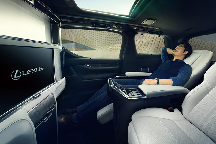 Bên trong Lexus LM hoàn toàn mới, người lái được chào đón bằng không gian nội thất 7 chỗ hoặc 4 chỗ. Để biến Lexus LM 2019 thành mẫu MPV 4 chỗ, khách hàng cần chọn gói Royal Lounge. Điểm nhấn của Lexus LM Royal Lounge 2019 nằm ở vách ngăn giữa khoang lái và khoang hành khách theo phong cách của một số dòng xe siêu sang như Rolls-Royce hay Maybach cũ.