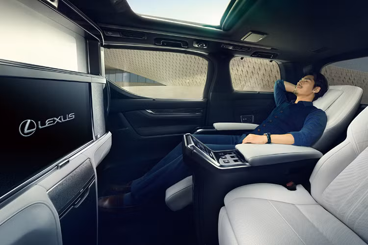 Bên trong Lexus LM hoàn toàn mới, người lái được chào đón bằng không gian nội thất 7 chỗ hoặc 4 chỗ. Để biến Lexus LM 2019 thành mẫu MPV 4 chỗ, khách hàng cần chọn gói Royal Lounge. Điểm nhấn của Lexus LM Royal Lounge 2019 nằm ở vách ngăn giữa khoang lái và khoang hành khách theo phong cách của một số dòng xe siêu sang như Rolls-Royce hay Maybach cũ.