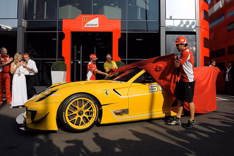 Trong phiên đấu giá từ thiện, quyên góp tiền dành cho các nạn nhân của trận động đất tại Emilia Romagna (Ý) hồi tháng 5/2012, vị Phó chủ tịch Google đã giành quyền sở hữu siêu xe Ferrari 599 XX Evo độc nhất.