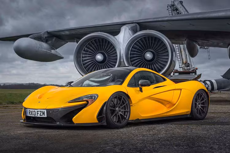 McLaren P1 có thể tăng tốc từ 0-100 km/h trong chưa tới 3,0 giây, thêm 4,0 giây để siêu xe này có thể đạt tốc độ 200 km/h và mất 17 giây để tăng tốc từ 0-300 km/h.