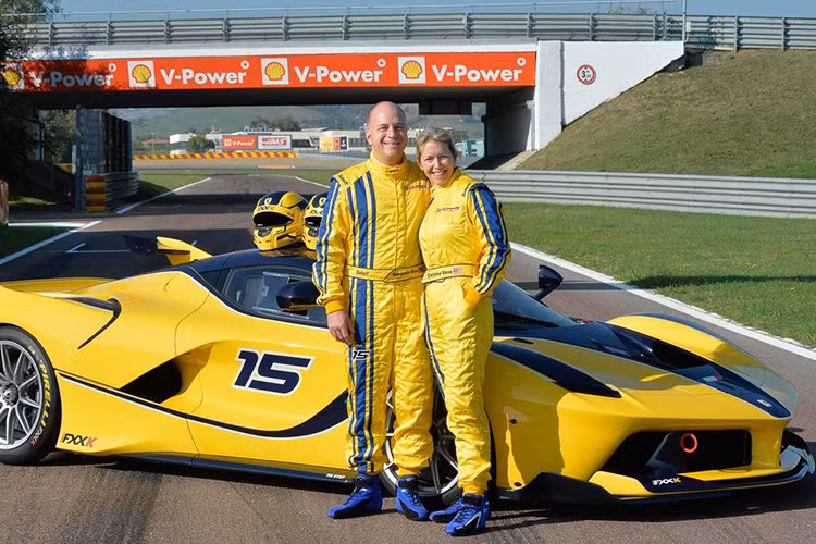 Bà còn hoàn thành một vòng đua Fiorano mất chỉ 1 phút 20 giây. Trước đó, một tay lái chuyên nghiệp của Ferrari từng lập kỷ lục hoàn thành vòng đua Fiorano bằng siêu xe FXX K trong thời gian nhanh hơn đúng 3 giây.