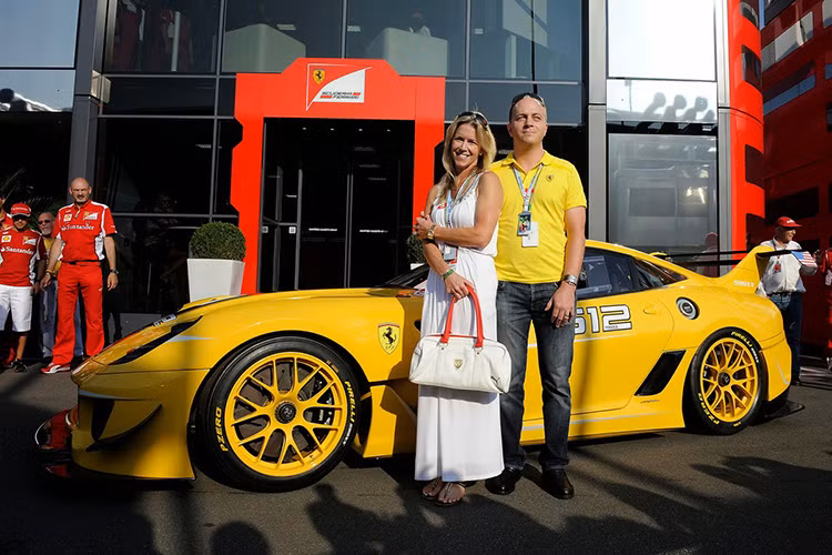 Toàn bộ 499 siêu xe Ferrari LaFerrari bán hết trước khi chính thức ra mắt, và một trong số đó thuộc về Benjamin Sloss. Ferrari LaFerrari 2014 trang bị động cơ 6,3 lít V12 kết hợp với một động cơ điện.