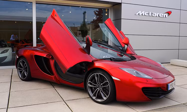 McLaren đã hợp tác với Webasto để thiết kế mui cho MP4-12C Spider. Đây cũng chính là công ty đã thiết kế mui xe cho Ferrari 458 Spider. Sự hợp tác này đã mang lại hiệu quả tuyệt vời cho siêu xe nước Anh.