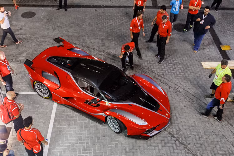 Speciale trong tiếng Ý có nghĩa là “đặc biệt”, đó là siêu xe 458 Italia mà Ferrari đã cho ra mắt cuối năm 2013. Ngoài việc sở hữu sức mạnh đáng nể, Ferrari 458 Speciale còn là một trong những mẫu siêu xe được trang bị động cơ hút khí tự nhiên cuối cùng.